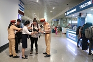 Ho Chi Minh City disseminates traffic law to foreign visitors